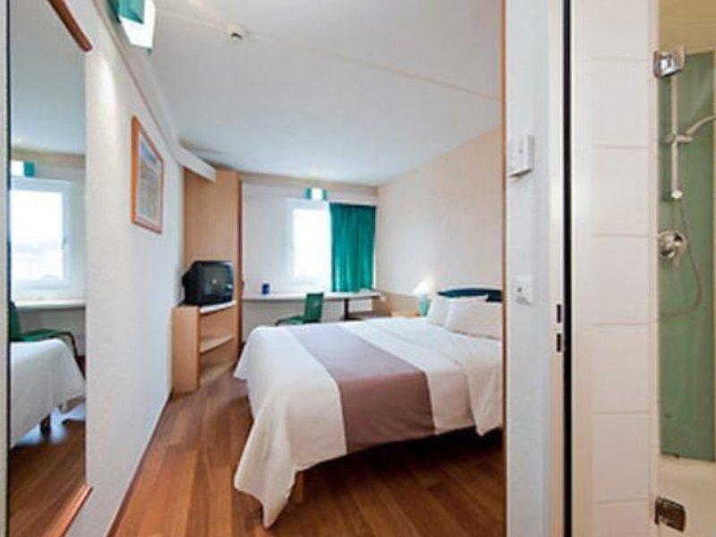 Ibis Barcelona Molins De Rei Hotel Bagian luar foto