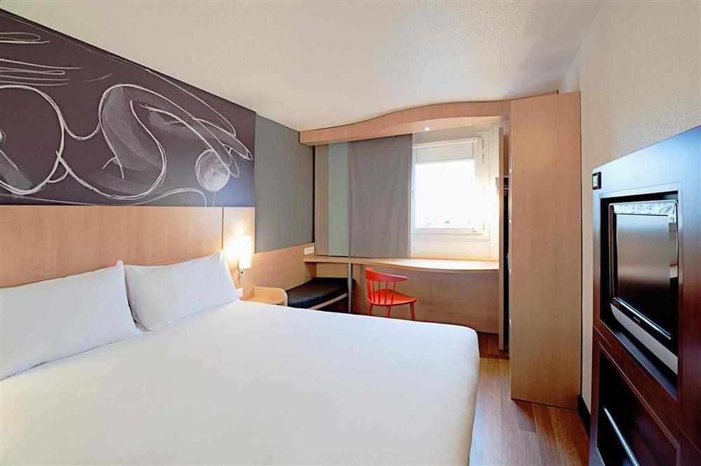 Ibis Barcelona Molins De Rei Hotel Bagian luar foto